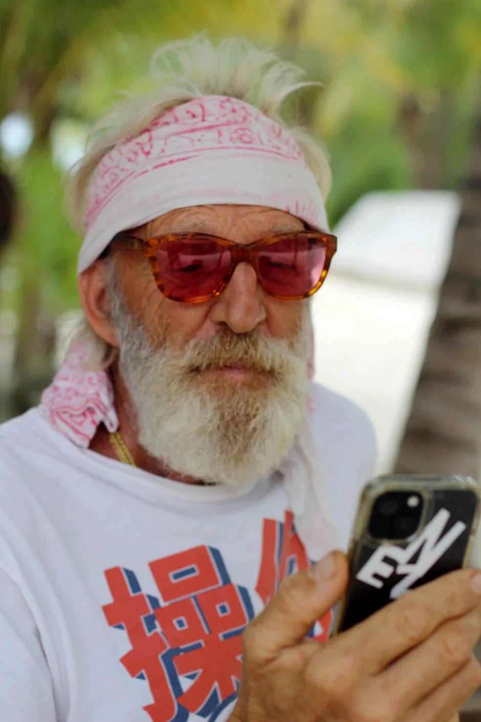 Man wiht blue light blockers lenses